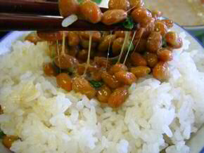 Natto (fermentowana soja) na ryżu (źródło wikipedia)